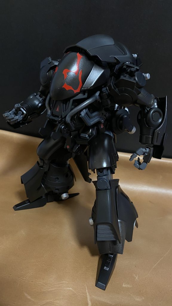 バトル内容、ミッション内容に拘わらず、乱入し、敵味方の関係なく暴れ何処かへと去っていく。初めは、シークレットミッションの類いなのではと思われていたが、その暴虐無尽な振る舞いは、多くの苦情として運営側に届けられる。また、ガンダムの世界観から外れた機動、攻撃方法など異常性が見受けられた為、運営側は、データの不正改竄、チートプレイヤーなのでは、と調査を進める事となる。