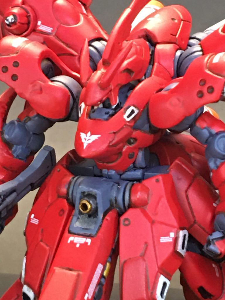 全体にHGやRGのサザビーやシナンジュ、ネオジオン系のガンダムデカールを貼り付けて情報量をアップしました。お腹のスペースは迷った結果市販パーツを付けてメガ粒子砲にしました。