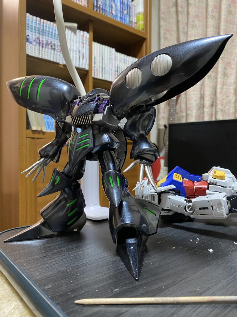 撮影ブースが使用不可なので汚い机の上での雑な写真となってしまいました、、、(後ろに製作途中のPGUガンダムが←)