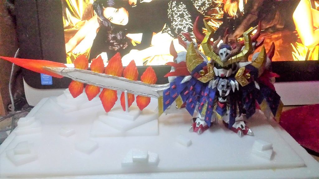 GBWCディスプレイ用に作られているため、フルクロスには可動がなく、剣はより長くすることができます