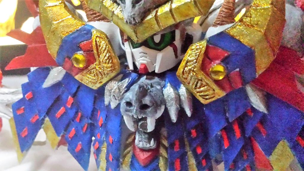 胸キャラクターは海で戦う戦士なので、オリジナルのクロスボーンパターンではなく、海怪の頭をデザインしました。肩、オリジナルのデザインとは異なり、肩アーマーを仕上げたところ、見栄えを良くするためにパターンを増やす必要があり、ABレジン製のクリスタルも見た目の色を統一するために緑から黄色に変更されました。