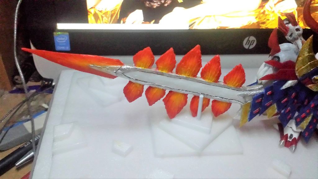 剣龍・村雨オリジナルの武器は「ムラマサ・ブラスター」、ガンドランダーの骨の要素に関して、そこで、ビームサーベルを剣龍化石の「剣板」として再設計します。火のような色はアクリルの赤と黄色で描かれました