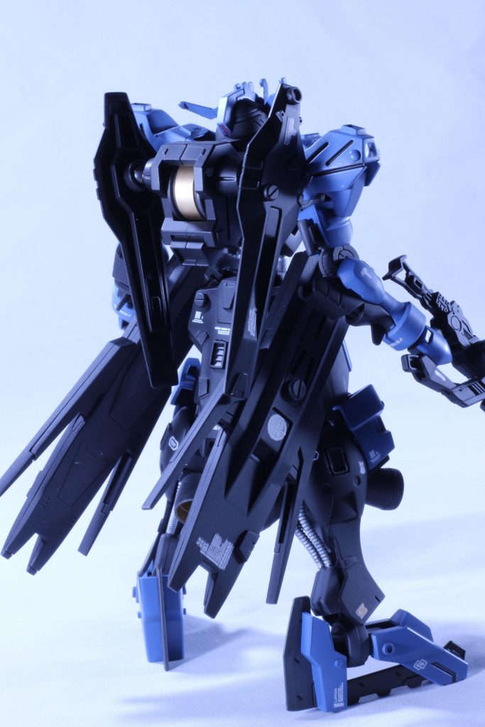 ごちゃごちゃ感はなくスッキリとしたリア。とはいえこの品質が1000円で買えるのは驚き