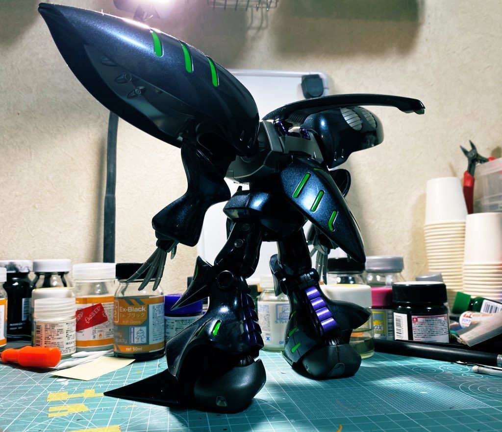 背面から。蛍光グリーン以外は全てメタリック塗装となっています。Exブラックの上にガラスパール→光沢クリアからのタミヤのコンパウンドでゴシゴシ。写真ではわかりづらいですがなかなかいい輝きになってます。