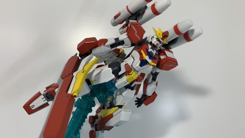 《煌旋弾ソルブレイズ》追加で装備された肩アーマーにスタークジェガンのようにミサイルタンクを懸架する方式で装備されており、非使用時は追加スラスターとして機能する他、そのままミサイルとしても使える多機能型強襲装備となっている。