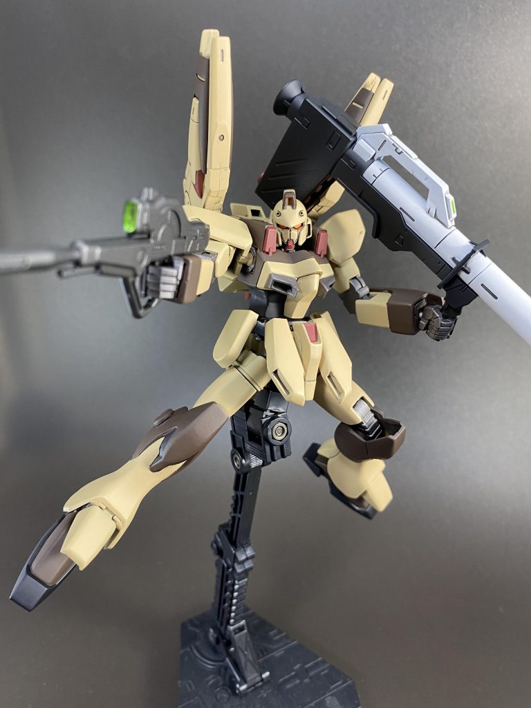 上半身と腰回りはVガンダムで、脚にはF91を使って関節類は全て取り換えました。フロントスカートや足首のポリは新旧半々でいいとこ取りしてます。
