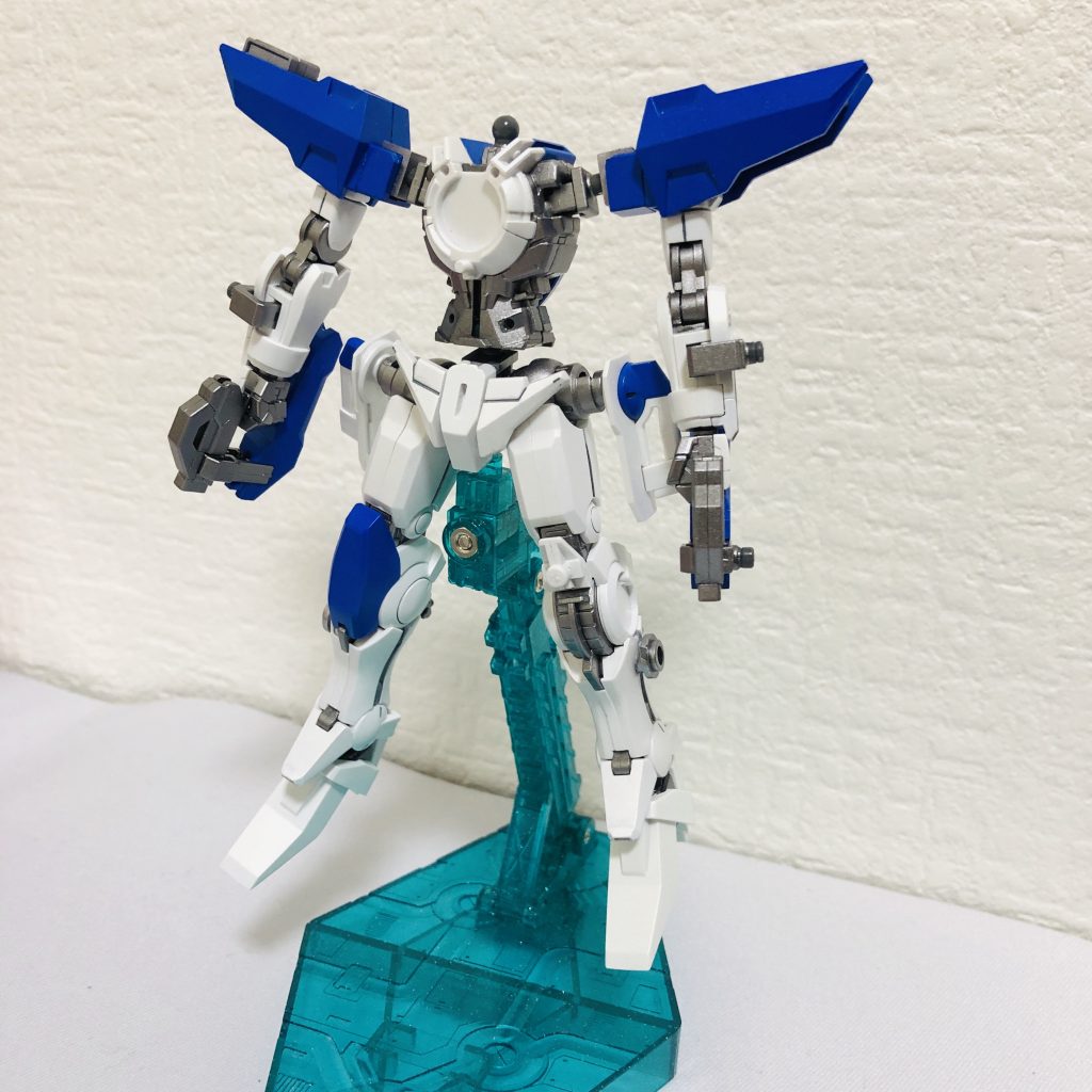 塗装の途中経過。コンデンサ等を組み込む前なのでHi-νチックな色に。パールシルバーにクリアーホワイトを重ねたことで、独特の光沢を持つ引き締まった白色になりました。