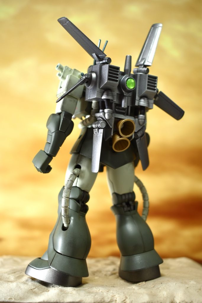 背面ザクフリッパーの特徴的なバックパックを付けています。フリッパー(ひれ)の名前の由来になっているブームは可動します。