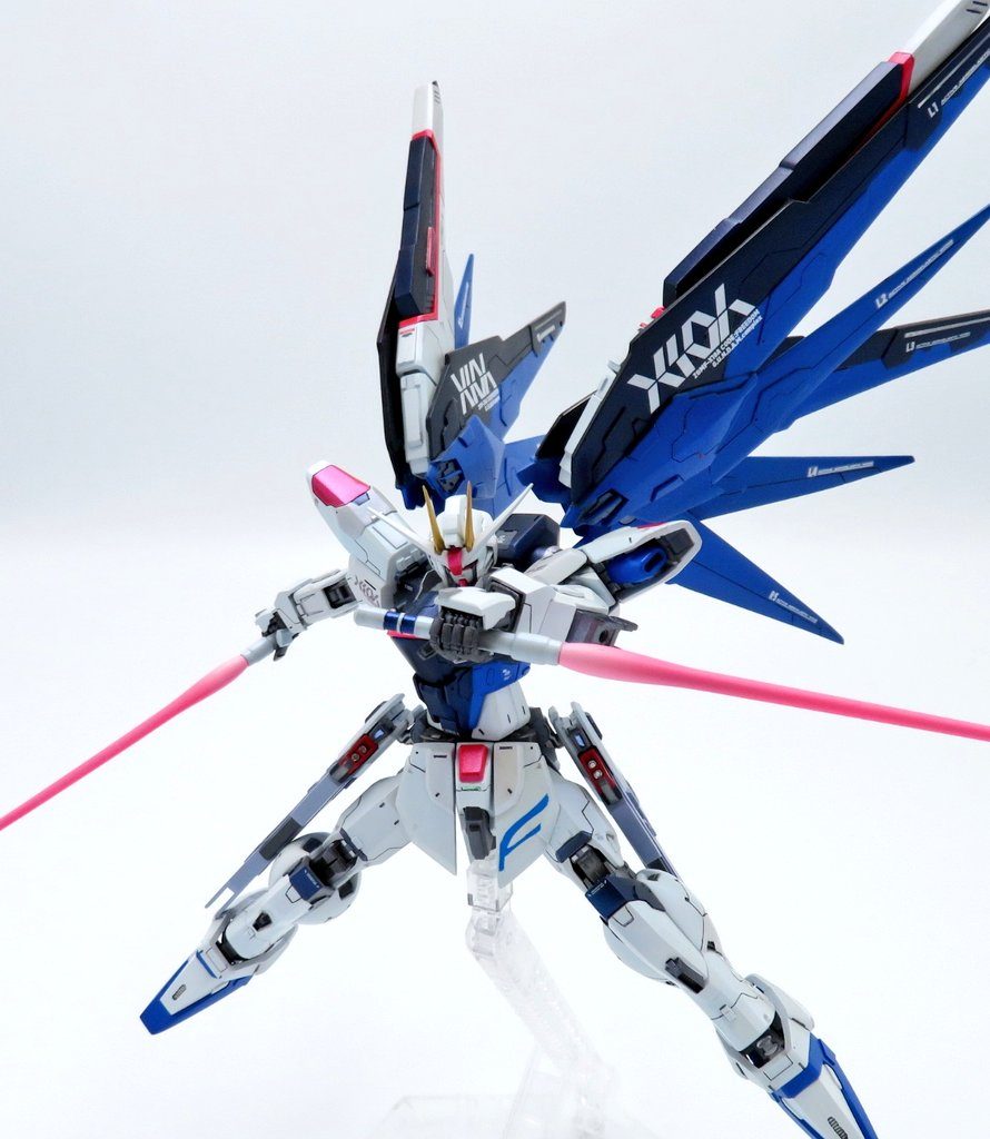 ビームサーベル二刀流このシーンが好きすぎて、いかにこのポーズを格好良くできるか、今回の改造の肝だったり初めてビームサーベルを塗りましたが、クリアーよりも塗装した方が映えるかも