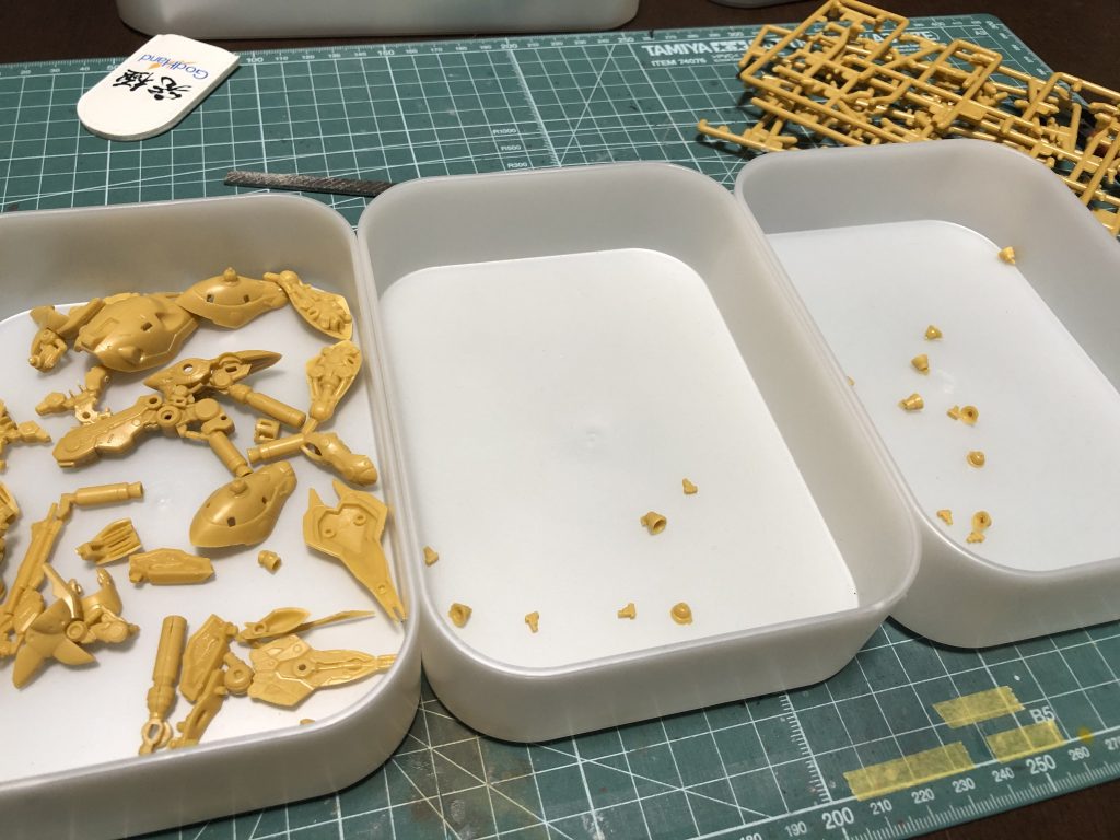 パーツ数はHG並。ファンネル周りは特に細かいパーツが多くて、ピンセットがないと厳しい。