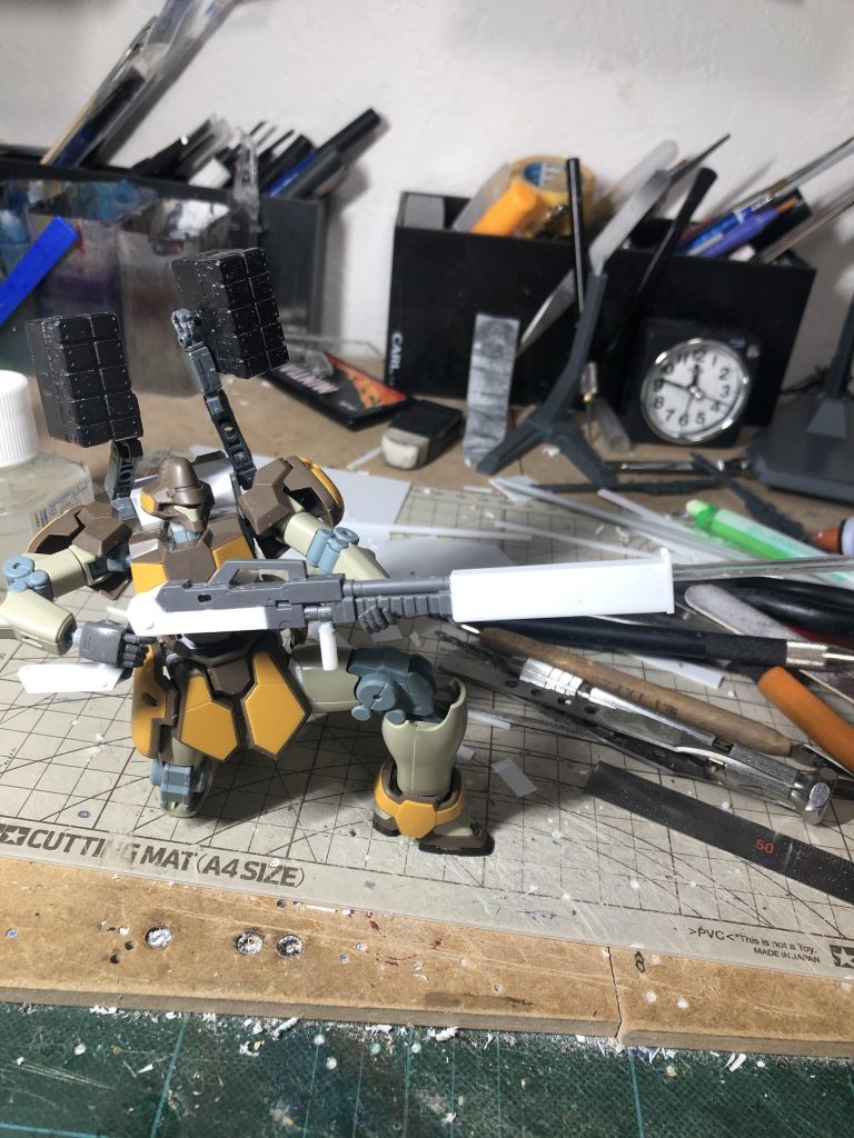 脚を延長した恩恵で片膝も容易。ライフルの白い部分はプラ板工作です。