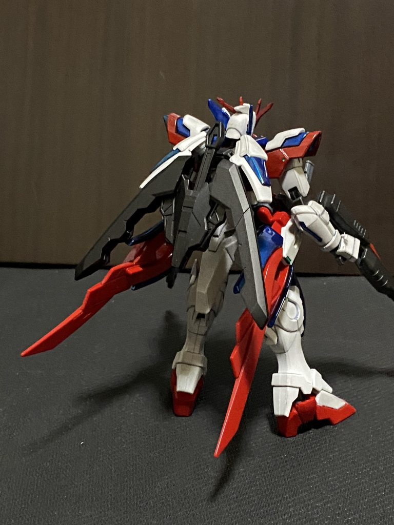 今までと違い肩周りの可動をより確保したシルエットに。ハイパーカレトヴルッフを腰に移動させた理由について、ダブルオースカイのラッシュポジションが「格闘戦で有利となるため重心を下げた」という理屈から来ていたのでそこにアイデアをもらってます。他にも姿勢制御バインダーとしての兼用、抜刀のしやすさ向上など理由は様々です。バインダーはステイメンやバルバトスルプス、トラックフィンの位置は元ネタのパーフェクトパックなどを参考にシルエットを決めていきました。