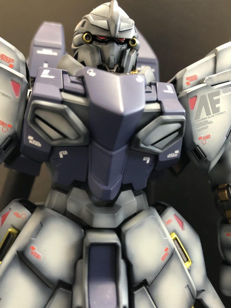 正面下から。ツインアイはクリアパーツでしたが、赤のキャンディー塗装をしてからエナメルのブラックをエアブラシ塗装。ツインアイの部分だけを溶剤で拭き取り露出しました✨正面からだと見えにくいのですが、下から煽ると良く見えてこの角度が堪らなく好きです🤗