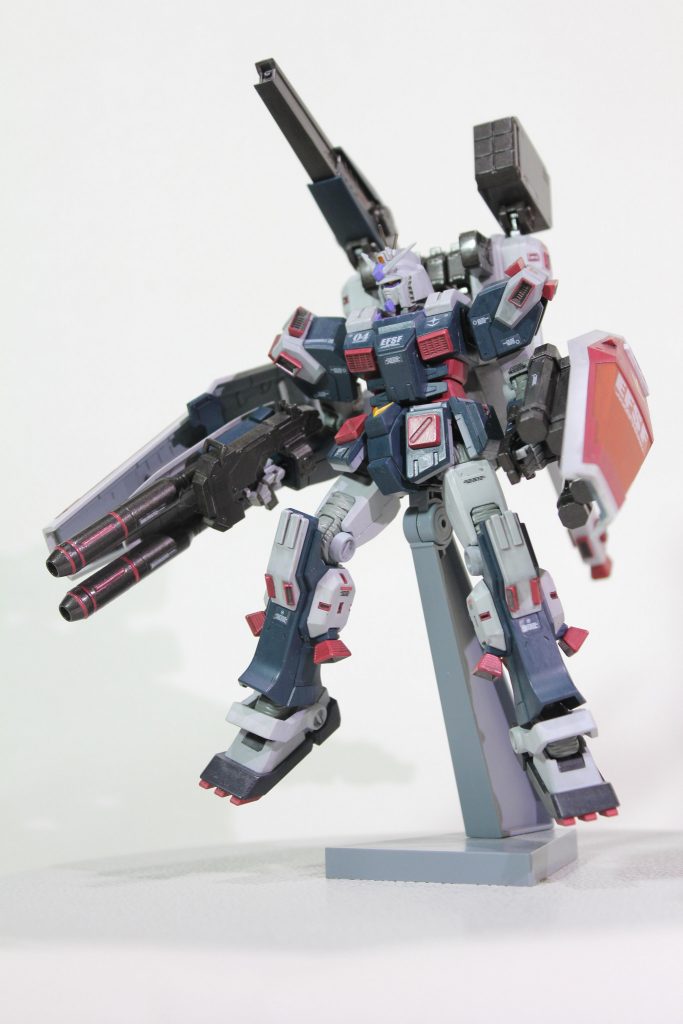 Photo：03塗装今回もインストを参考にクレオスのラッカーを調合。例によって今回もインストの色調より個人的な印象優先での好みにより混色し所々変更。Vアンテナの基部、襟等のブルーは彩度高めのパープルにしました。単に好みです。シールドの赤、オレンジは指定より若干彩度低めで調合。赤は各部バーニアの色にも使用。彩度低めにしたのは全体に対してトーンを抑えめにしたかったので。