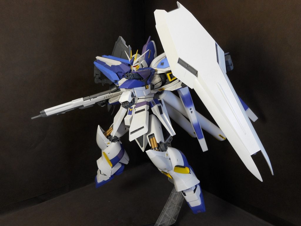 両肩にシールドをフレキシブに稼働することで腕の動きを阻害しないで武装を装備できる