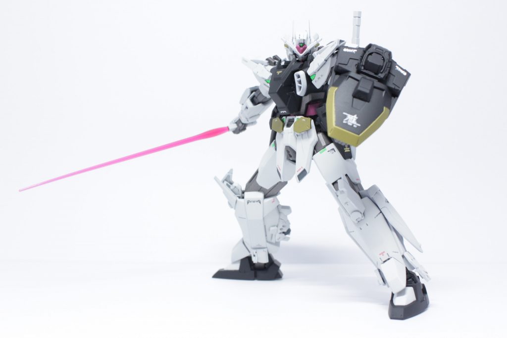 ウイングのリアアーマーやバンシィの背中など余ったパーツでシールドも制作しました。なかなか千円ではシールドパーツまで手が回らないので作ってない人が多いのですが意外となんとかなるもんです。