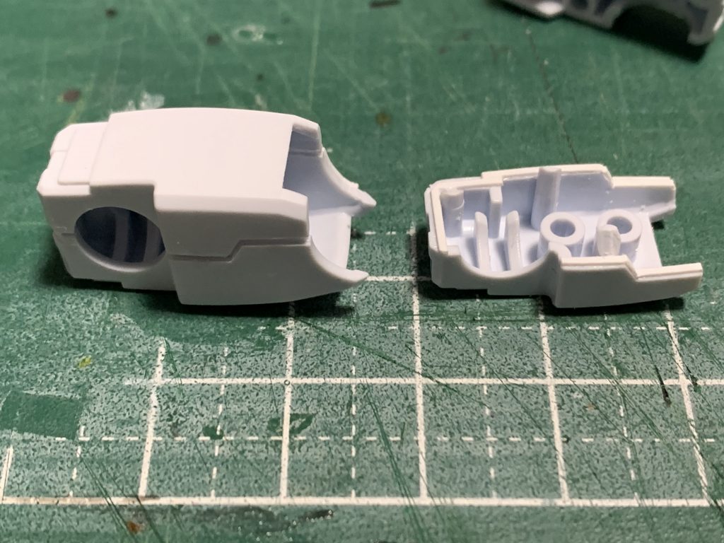 ももの合わせ目にプラ板を挟んで、モールドの強調と前後の幅増し