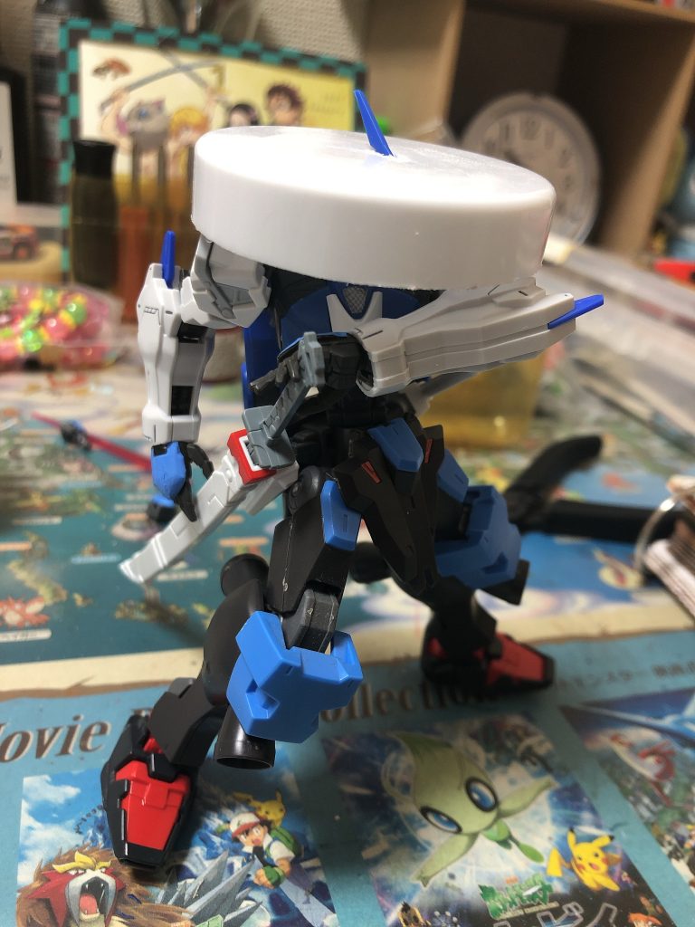 塗装前です。皆さんもお使いのあのスプレーの蓋だということがこれでよく分かるんじゃないでしょうか。ピョコンと笠から飛び出たアンテナが個人的チャームポイントだったりします。