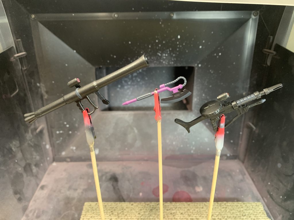 本体のディテールが薄いので武器に存在感を持たせようと頑張りました。なので武器のみ艶ありです。ザクマシンガンはマズル部を開口しマガジンも肉抜きを埋めてあります。