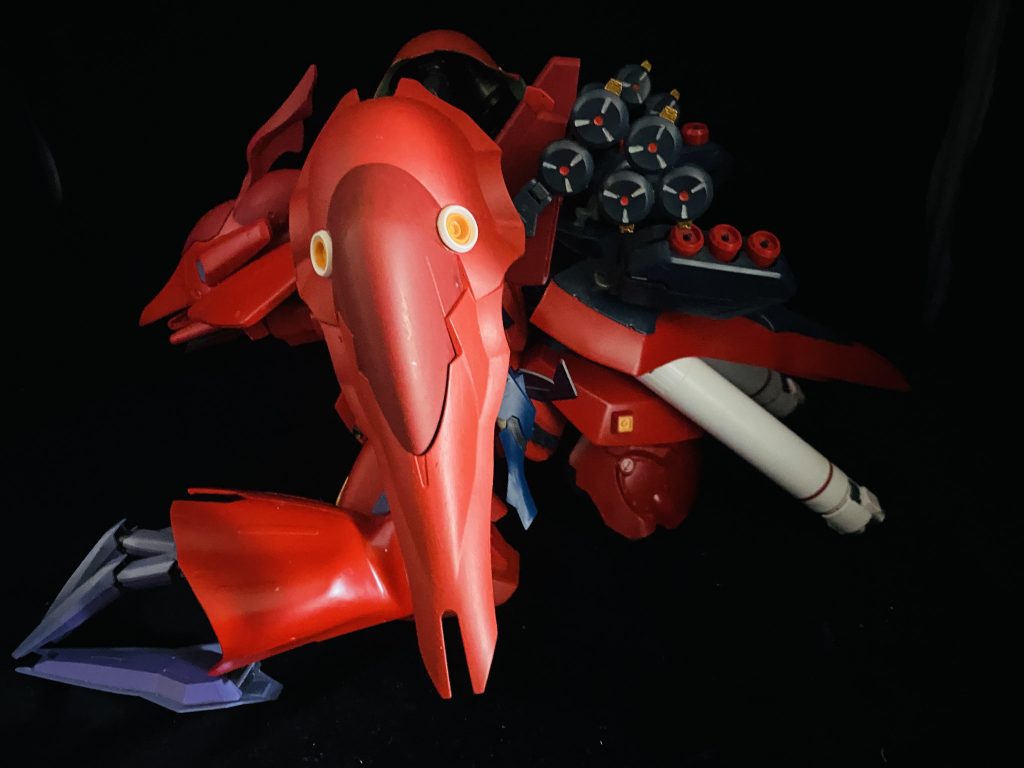 横から！MGサザビーのシールド、腰回り、SDネオジオングで構成。リフレクターピットの代わりにプラネイトディフェンサーを装備して防御に使う。 