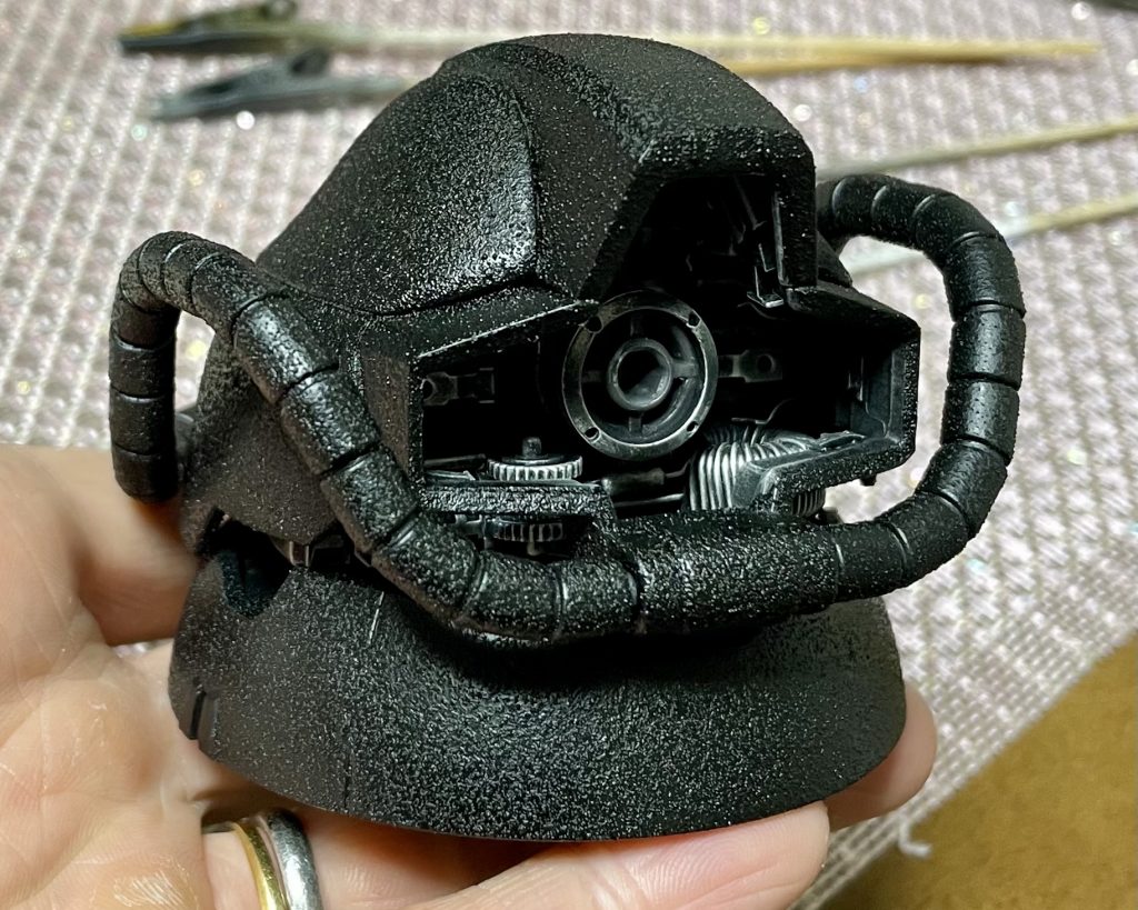 ストーン調スプレーを吹いたあとの状態です。ここから白でドライブラシをかけて完成です。