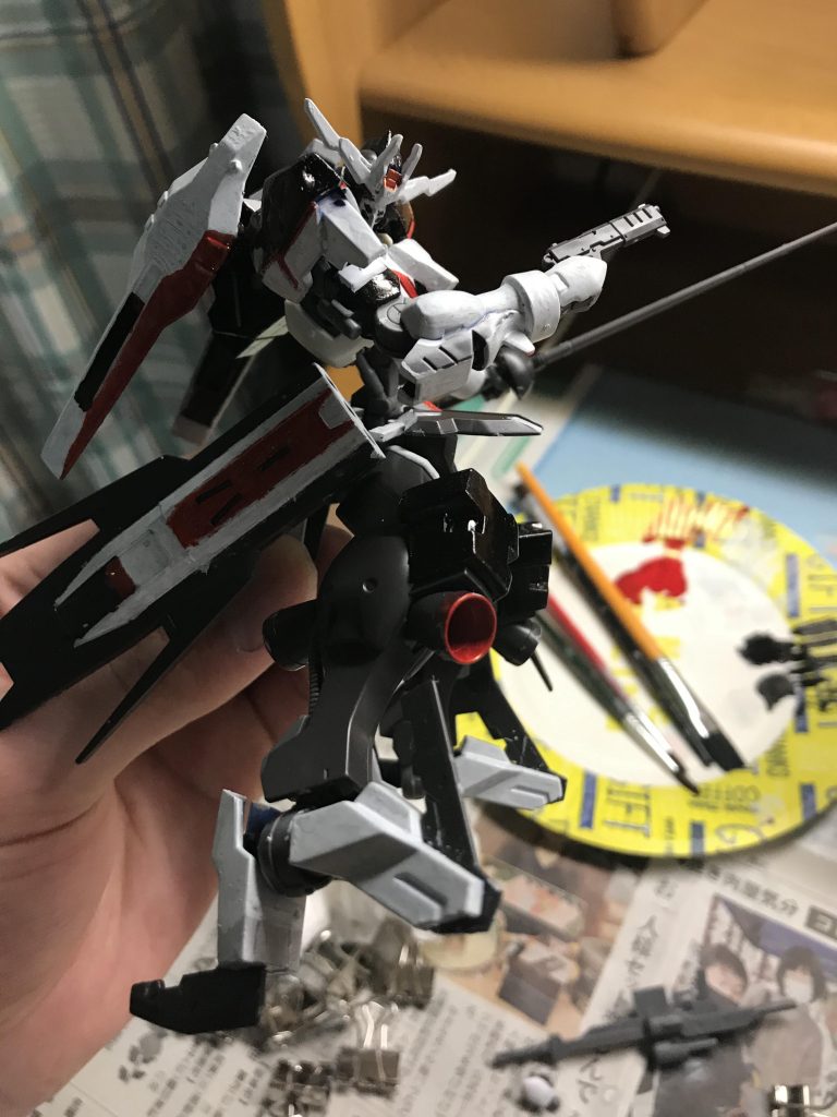 足部ハンターエッジ(足から展開できるカッターみたいな)元が黒っぽい部分が多かったので塗装が少し楽でした。以上です。(^ω^)もう1作品何か作りますのでよろしくお願いします(*´ω`*)