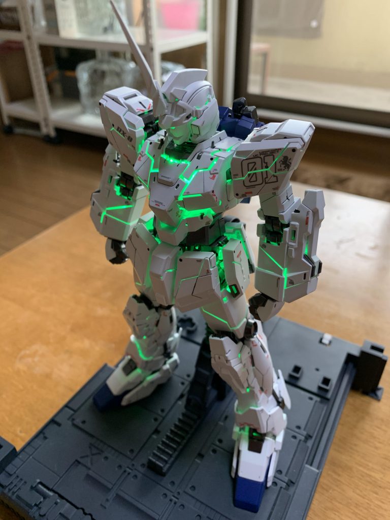 最後に組み立て直後の写真です説明書の写真みたいにユニコーンモードでの発光も中々かっこよくて好きですね〜😍発売されてからずっと買うか買わないかで悩んでたのですが、買って本当に正解でした!またしばらく期間は空くかもしれませんが、引き続き自分のペースで製作していきますのでよろしくお願いします🙇♂️もし何かありましたらコメントしていただけると幸いです😌