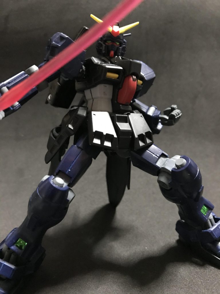 肩はボールジョイント接続にし、股関節は3mm接続、太ももは回るようにしたので結構動くようになりました。