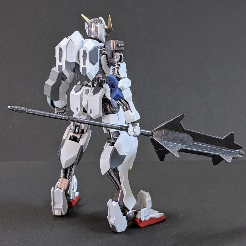 背面。メイスはタミヤのガンメタリックスプレーで塗装してつや消しを吹いています。このメイスだけ5年前くらいに塗ってたはず…