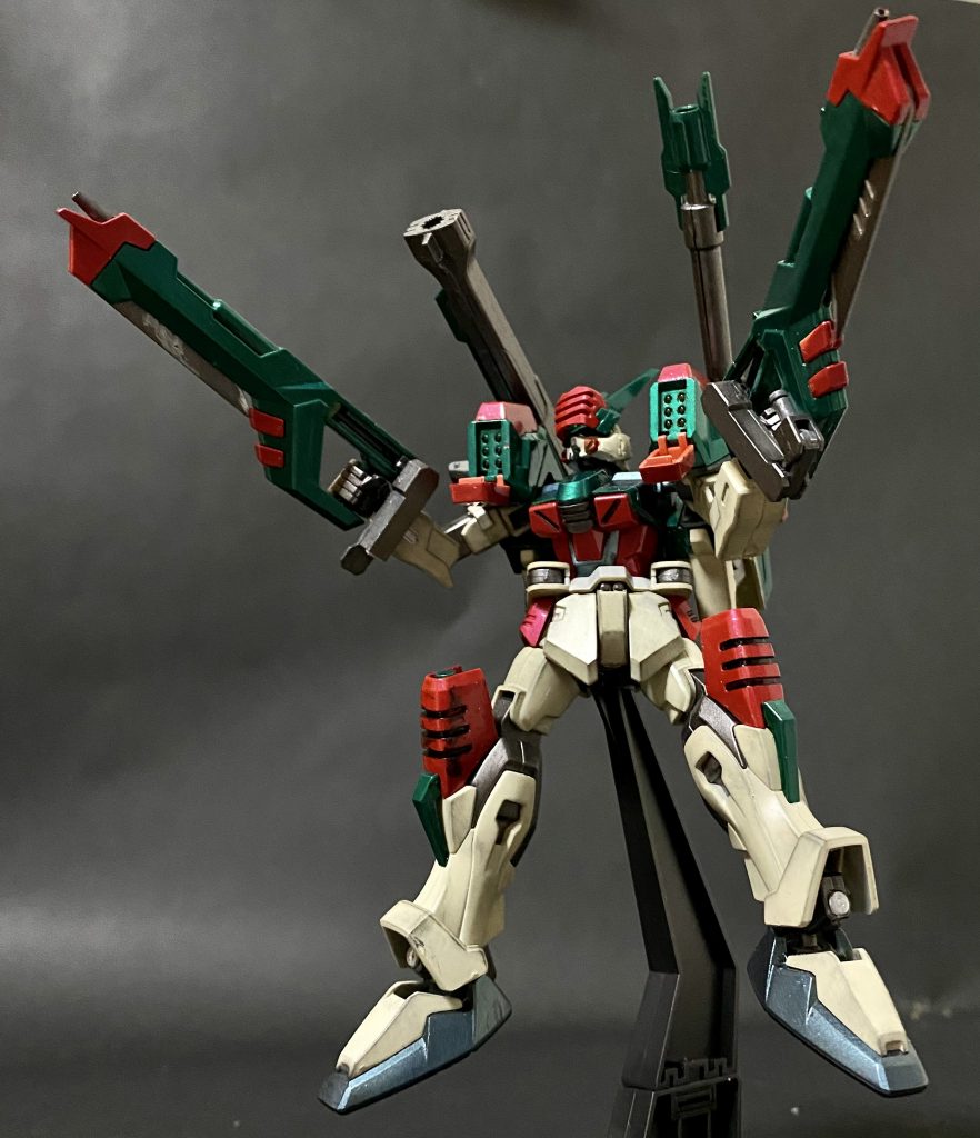 下から見ると派手な武装に目が行きますね。しかしABSパーツに塗装が上手くいかず武器の保持アームがポッキリいってます。手に持てるので問題ないですが...