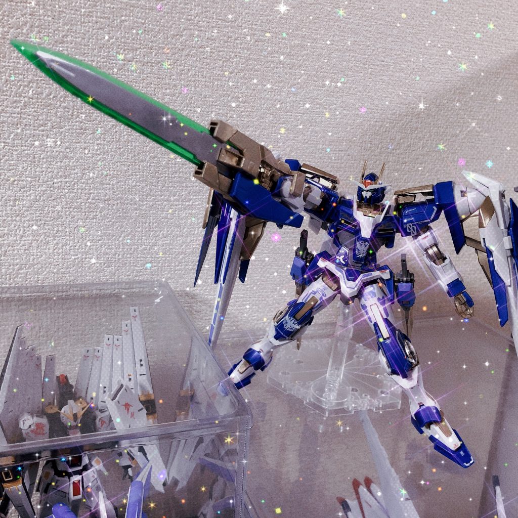 フレーム部を金属金に塗装、GNソードⅢの実体部分を銀で塗装、「黄金の羅刹」を表しております。