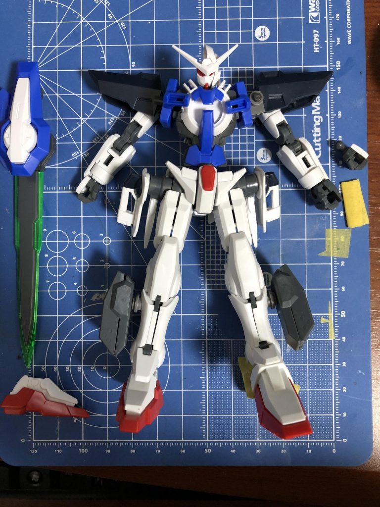 プロポーション調整前(左)と調整後(右)。肩パーツのサイズと、肩の基部にジョイントを接着した関係で肩幅が大きく広がっています。それに合わせる形で手足の先端を太らせた形です。手は次元ビルドナックルズ「角」Lサイズ、足はHGUCZガンダムのものを採用。前腕パーツにダブルエックスの関節を貼り付け、肘部を二重関節化しています。股関節はこちらの動画を参考にして、開脚できる幅を大幅に拡大しました。