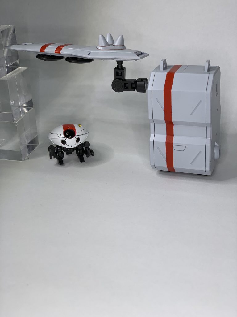 ホスピタルウィザード2。病院そのものだったホスピタルウィザードとは違い、災害救助用のプチMS「ミニモアナース」を積載して災害現場でチームとして動くための装備。シールドは盾としてだけではなく、雨除けの屋根として使うも良し、瓦礫を動かすブルドーザーとして使っても良しの便利グッズです。またザクウォーリアのライフルの弾倉はそれだけならただのバッテリーなので予備バッテリーとして積んでます。