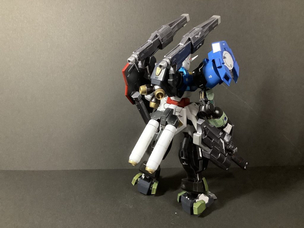 素立ち　背面膨大な出力に対応するため、背部の粒子貯蔵タンクを増設しています。また腰部にも粒子タンクが追加されています。それぞれブースターとしての機能も持っており、腰部の粒子タンクは長距離移動を終えた後などはパージして戦闘に介入します。