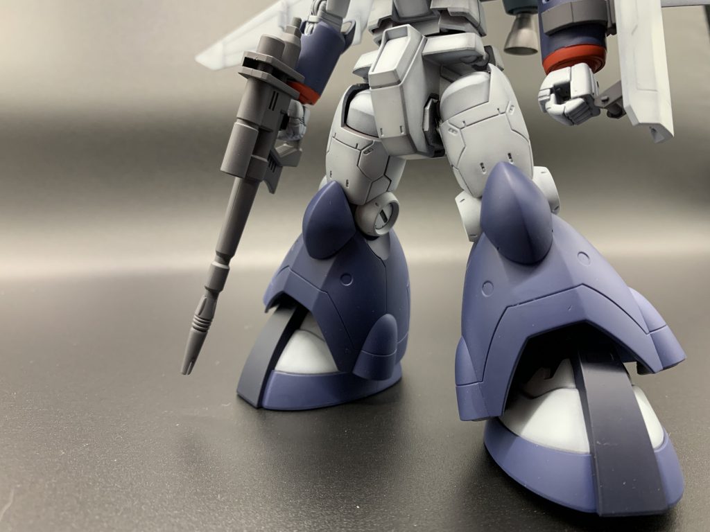 腰はジェガン、脚はドム試作実験機をそのまま使用してます。ジェガンのサイドアーマーが装備される所にポリキャップの穴があったので3mmプラ棒を使って埋めました。膝の形だけドムでは四角買ったのでガンキャノンの膝を付けてあります。