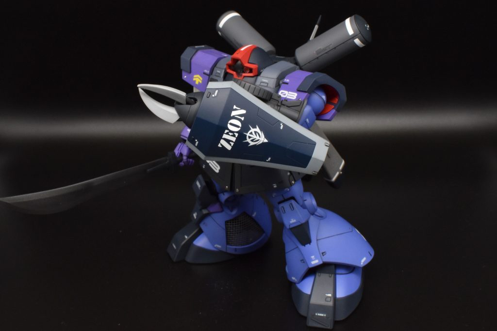 複合兵装シールドクロウ。宇宙で製造された陸戦MSの装備が戦後どのように活用されただろうか。という発想で製作しました。ズゴックの腕にグフのシールドとザクマシンガンを切り貼りして接続。ザクマシンガンとの組み合わせで、クロウの銃口部からメガ粒子砲ではなく、マシンガンの発射が可能という設定。