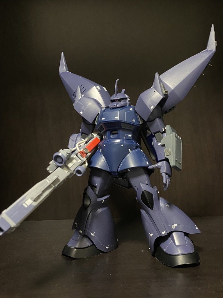 スジボリとプラチップでディテールアップ。バックラーシールドとスカート内のバーニア追加分を量産型ゲルググから移設しました。