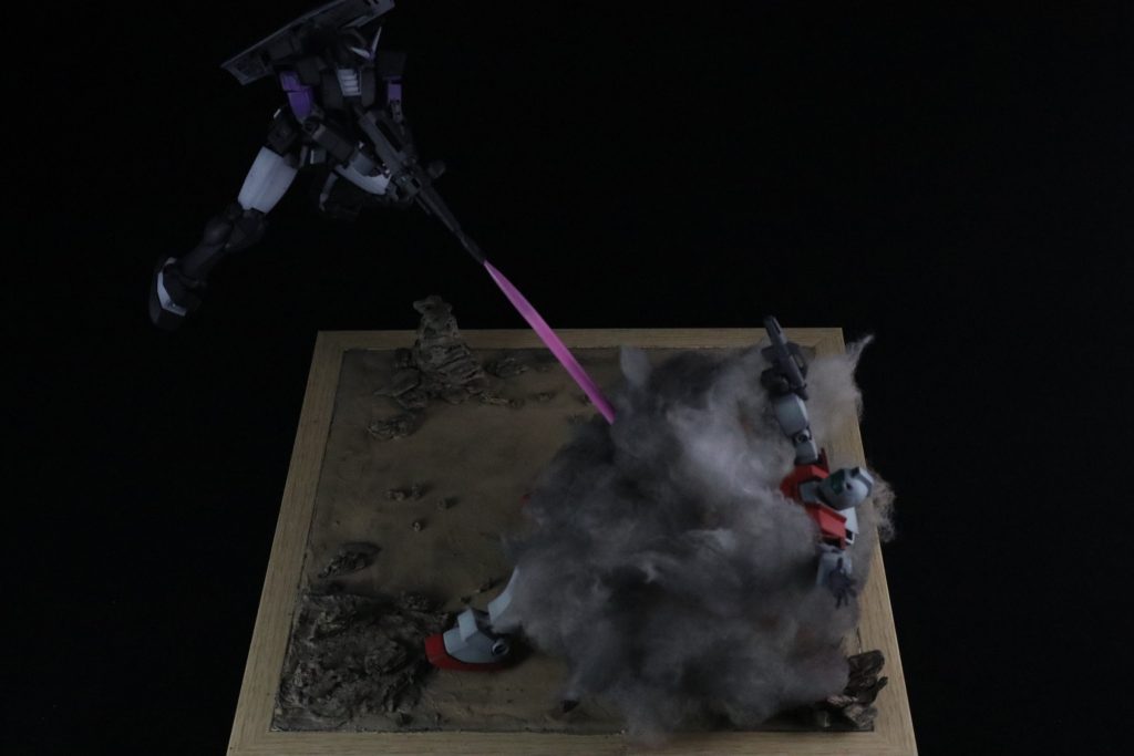 全体。正直どっちがメインかわかりません。ジムは一年程前に別の用途で使おうと思って頓挫してるものを流用しました。着弾から爆発までの時系列は無視してガンダム が浮いてることと、とにかく派手にジムを爆破させてる感を心がけました。なるべく人目に付くように。わかってやってるのでご了承くださいませm(_ _)m