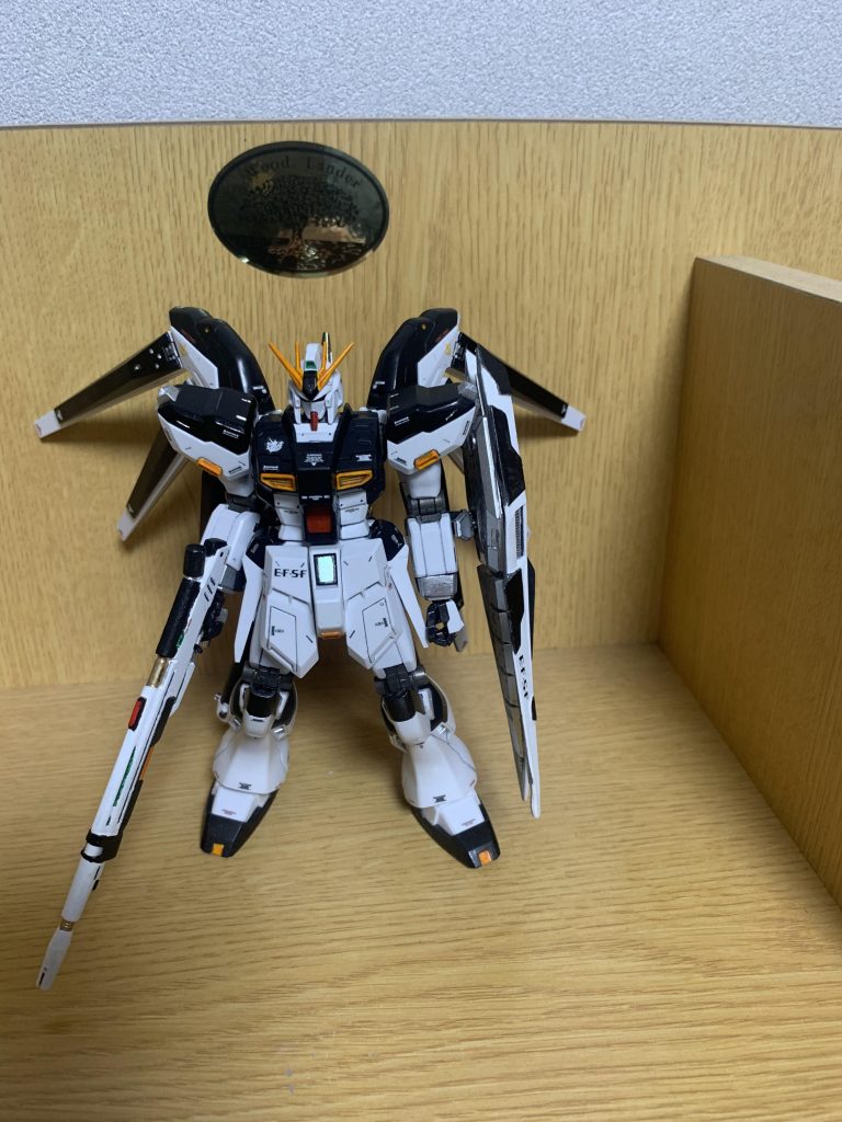 腰の連邦マークのところは削ってガンプラマーカーのメタリックイエローグリーンにしました!キレイな色で気に入ってます!