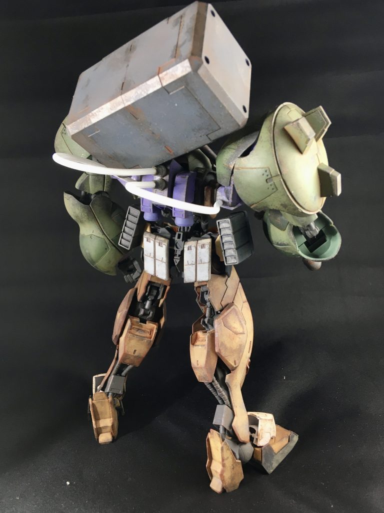 武装はグシオンのハンマーがメインですが、グリップを長い物に変更して体型に合わせています。腰にはミサイルポッドを取り付けました。対モビルワーカー等のMS以外の兵器に対して使用するイメージで付けています。鉄華団マークと型式番号のみデカールを貼り付けました。サビや鉄の質感が出ている様に見えていたら幸いです。