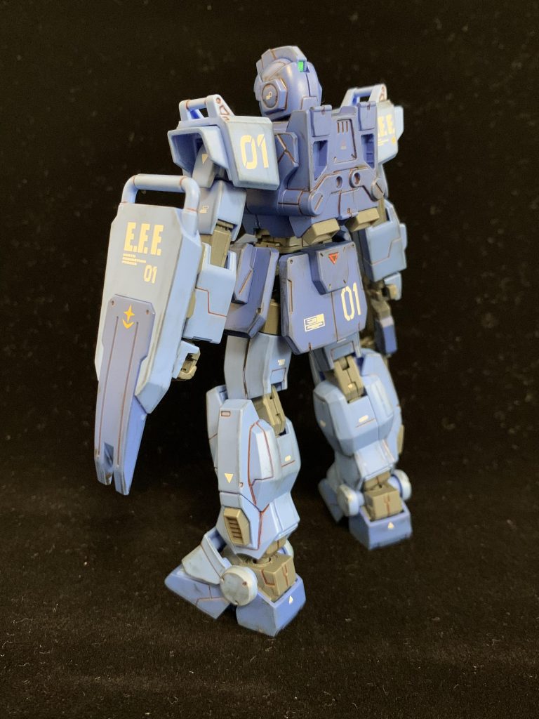 デカールはガンダムデカールのブルーディスティニー用デカールと余り物の水転写デカールを使用、赤の三角とカメラアイはキット付属のシールを使ってます。墨入れはコピックライナーの0.1mm茶色、ウェザリングはリアルタッチマーカーのニュートラルグレー3番を使ってます。