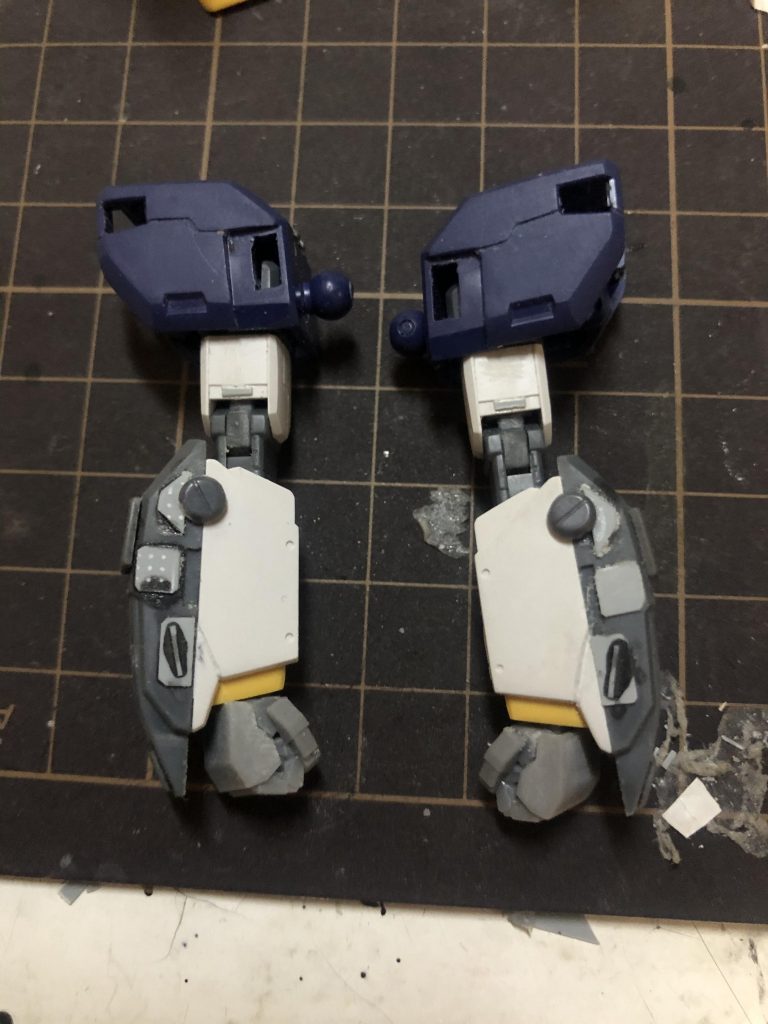 肩はスジ彫りし、腕部のグレネードラックを市販パーツやプラ板でディテール追加しました( ´∀`)さ