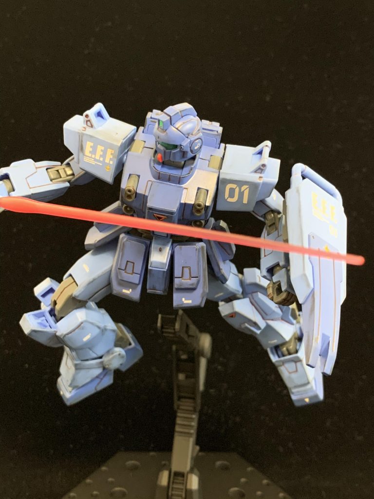 ビームサーベルを持って戦闘シーン風。関節の可動はさすがHGUCという感じです。