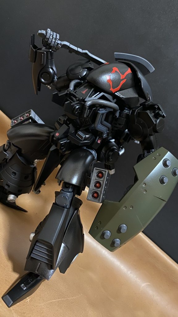 初め、素手でただ暴れているだけであったが、戦い、戦闘という物を学習しているようである。その為、武器を使用することを覚え、倒した相手の武装を奪い使用したり、自ら使いやすいよう再構築し、新たに武装しているようである。また、何度か戦ったダイバーらの話では、ミサイルポットを装備し、現れた際、数発撃ったミサイルが当たらないことに腹を立て、自らミサイルポットをむしり取り、それを破棄していたという。どうやら飛び道具は合わないようだ。