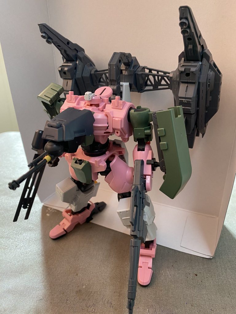 Twitterから拾ってこれたので製作過程も少しだけ。最初はこんな風な感じにする予定だったのですが、バックパックがべらぼうに重くてポージングがお排泄物だわシルエットが微妙だわで、方針転換して今の形に落ち着きました。