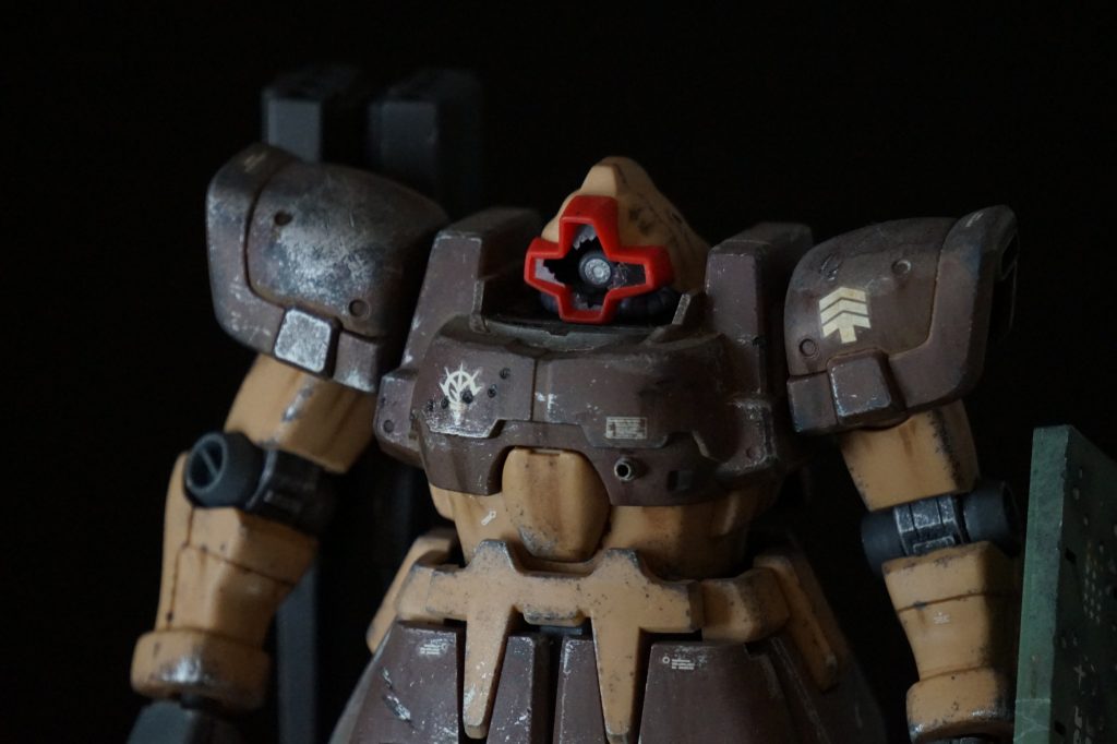 [頭部]モノアイを自作パイプとモビルパイプの組み合わせで可動式にしました。センサー部はハイキューパーツのマグネットセッターを使用し、今回は無塗装で非発光状態にしてみました。モノアイシールドは付属のシールをガイドに透明PPをカットして割れた状態にしました。