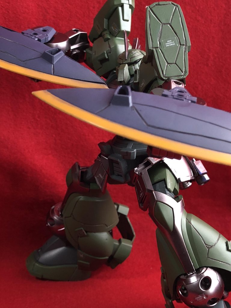 武装は縦に分割したゲルググのシールドをヒート武装させた設定で、形状からヒートクレッセントと呼ばれる。という感じですかね