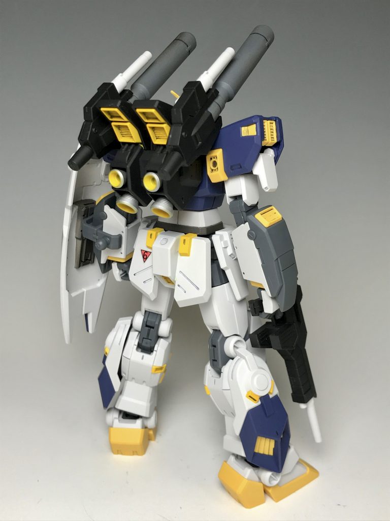 リアビューです。バックパックが特徴的です。