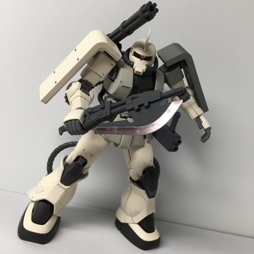 ヒートホークはアクトザクから拝借...刃の部分はマスキングが面倒になってしまったのでガンダムマーカーでそれっぽく...