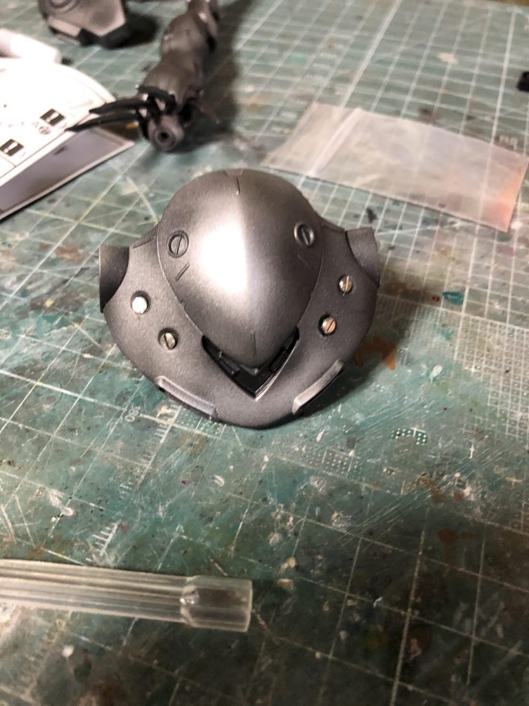 本体はメタルパーツを埋め込んで、モノアイを変えたくらいのほぼ無改修です。合わせ目消しもしてません(笑)